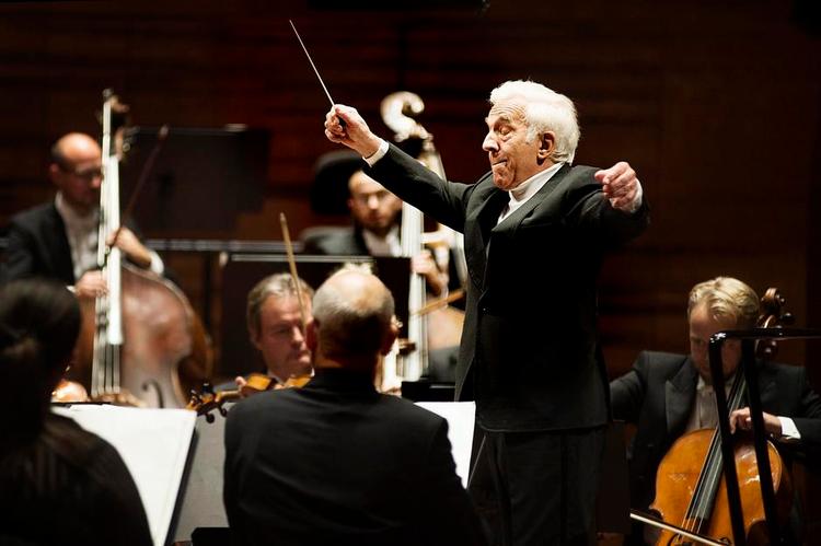 Kantet. Ashkenazy ville meget med musikken, men havde svært ved at få sin direktion til at flyde og ånde. 