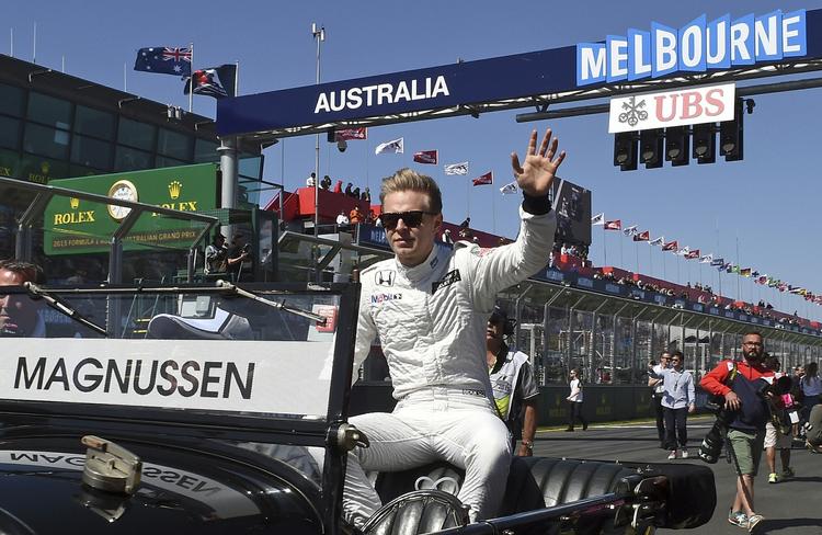 stoleleg. Kevin Magnussen vinker til tilskuerne, før danskeren skal deltage i formel 1-løbet i Australien tidligere på året. Nu ser det svært ud for Magnussen, hvis han skal have et sæde i kongeklassen til næste sæson. 