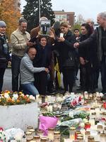 Sorg. Pårørende til den dræbte skoleelev Levin Eskandar foran Kronanskolen, hvor han blev dræbt af den 21 årige Anton Lundin-Pettersson. 