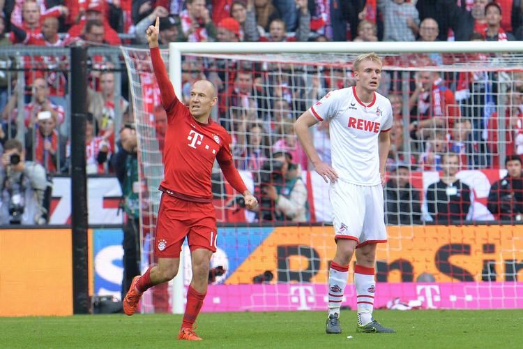 historieskrivning. Arjen Robben er tilbage med mål for Bayern, der satte en historisk milepæl med sejr over Köln. 
