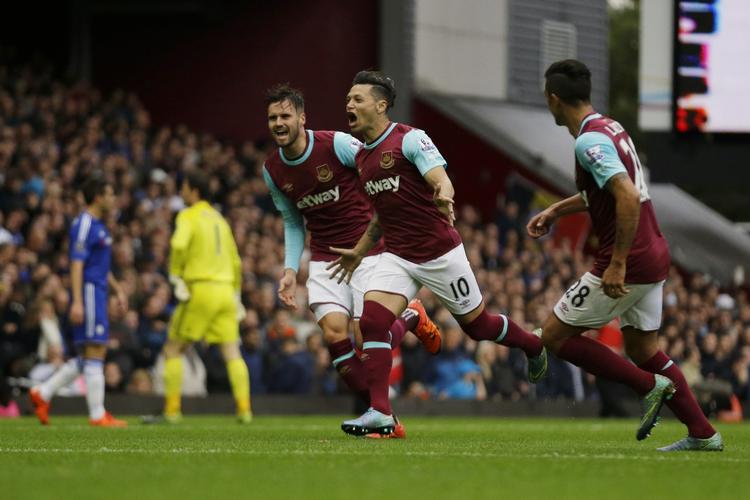 2-1. West Ham-spilelrne jubler efter Mauro Zarates (midt) åbningsmål mod Chelsea. 