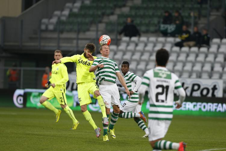 4-2. Jeppe Curth (midt) forstår at bevæge sig i position til chancer. Og angriberen headede da også føringen til Viborg i mål. 