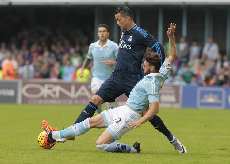 3-1. Cristiano Ronaldo (midt) kom på scoringstavlen for Real Madrid, som øgede føringen i ligaen efter sejr mod Celta Vigo. 