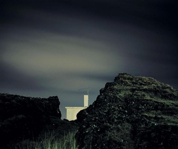 SAMSPIL. På udstillingen kan Astrid Kruse Jensens fotografi fra serien 'Hidden Places' (2008) opleves i samspil med J.F. Willumsens maleri af Mont Blanc fra sidst i 1930'erne. Sammen viser værkerne, hvordan forskellige generationer af kunstnere kan have meget til fælles - og gå op i en højere enhed, når de mødes. 