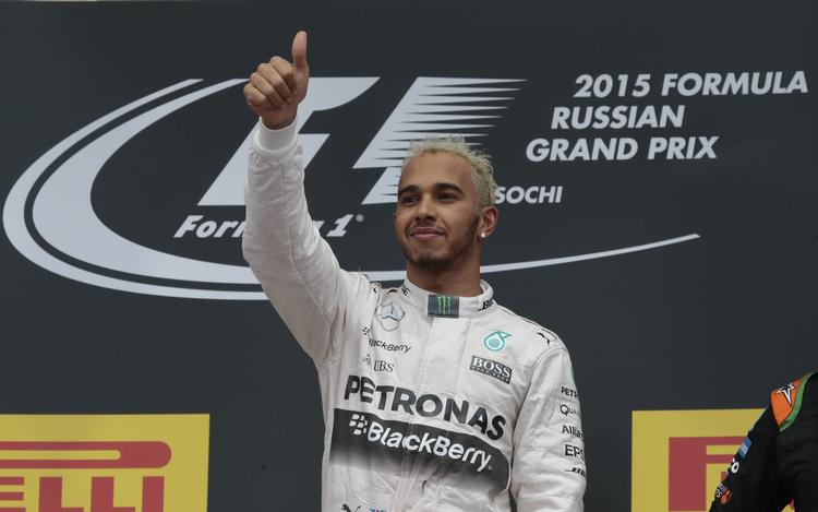 TOPFORM. Lewis Hamilton fejrer sin sejr i Rusland tidligere på måneden. Den britiske kører kan med en sejr i dag i Texas kalde sig verdensmester for andet år i træk. 