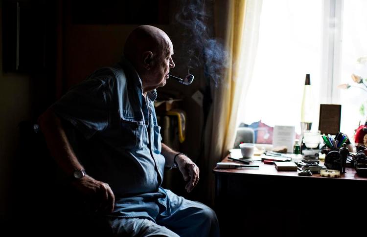 Dobbeltbastarden. 'Sten Hegeler - dobbelbastarden' er titlen på Sten Hegelers nye erindringsbog, der udkommer 27. oktober. Bogen er skrevet af Gitte Lykkegaard. 