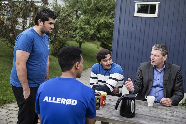 Danmark. I Allerød har borgmester Jørgen Johansen (K), til højre i billedet, måske en formel på, hvordan kommuner lettere kan inddrive gæld. 