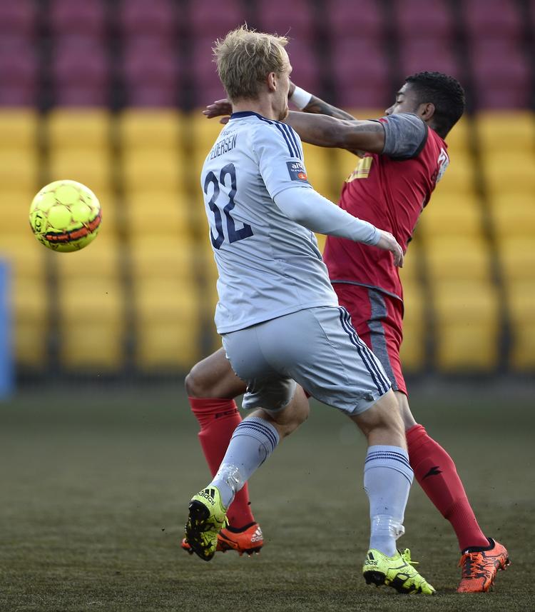 Øjeblikket. Bruninho (th) var nådesløs og scorede til 1-0,  efter han fik foræret muligheden af Kasper Pedersen. 