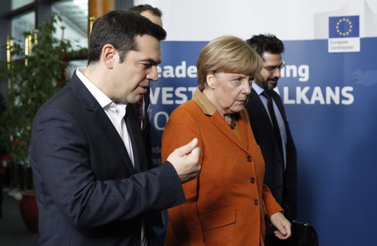 Topmøde. Den tyske kansler, Angela Merkel, siger på vej ind til minitopmødet, at hun søger »praktiske løsninger«. 
