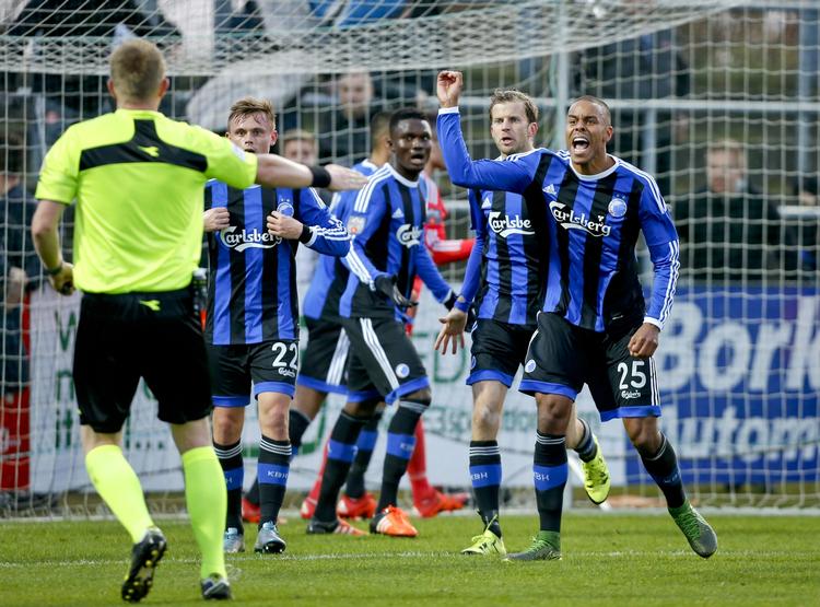 UTILFREDSE. Da Benjamin Svedborg dikterede omspark, udløste det voldsomme protester fra FCK'erne, der heller ikke var enige i strafesparkskendelsen. 