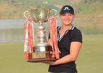 TROFÆET. Udover denne pokal var der en check på ca. 400.000 kr. til Emily Kristine Pedersen for dagens sejr i Indien. 