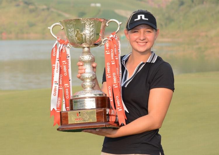 TROFÆET. Udover denne pokal var der en check på ca. 400.000 kr. til Emily Kristine Pedersen for dagens sejr i Indien. 