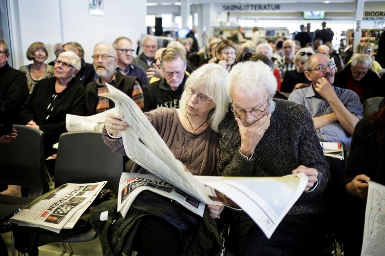 Spænding. Politikens chefredaktør Bo Lidegaard og fotoredaktør Thomas Borberg havde taget 200 eksemplarer af dagens avis med til Langeland. Aviserne blev nærstuderet af langelænderne for at se deres egne billeder på tryk. 