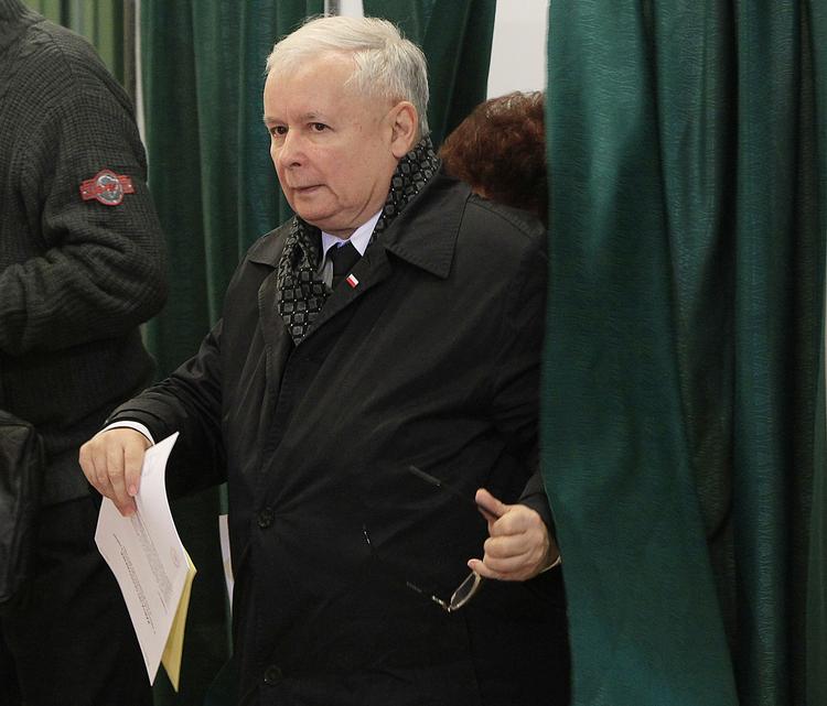 Magtskifte. Jaroslaw Kaczynski og hans parti Lov og retfærdighed (PiS) står til at overtage regeringsmagten i Polen. 