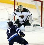mål. Nikolaj Ehlers (nederst) sender pucken forbi øret på Minnesota Wild-keeperen til endnu en scoring for den unge dansker. 