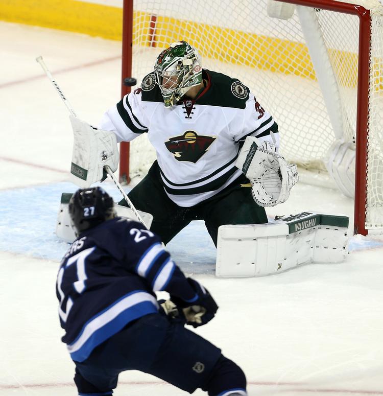 mål. Nikolaj Ehlers (nederst) sender pucken forbi øret på Minnesota Wild-keeperen til endnu en scoring for den unge dansker. 