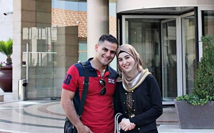 Stolthed. Maher al-Hashlamoun og Bahyia al-Natsha lever ikke længere sammen, efter at han dræbte en israelsk kvinde og blev smidt i et israelsk fængsel. Deres hus er også blevet ødelagt. Bahyia al-Natsha tror, at Gud i sidste ende vil belønne hende og deres børn for mandens gerninger. Privatfoto 