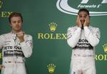 kulde. Stemningen er på lavpunktet mellem holdkammeraterne Nico Rosberg (tv) og den nybagte verdensmester, Lewis Hamilton (th). 