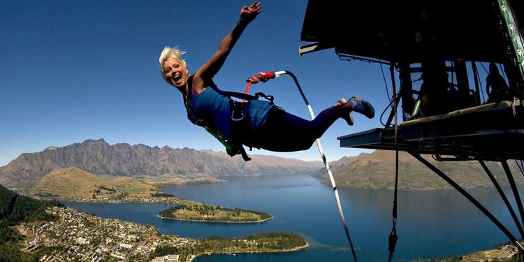 AAAARRGGGHH. Queenstown kaldes også 'verdens adrenalinhovedstad', hvor verdens første bungyjump fandt sted fra broen Kawarau i 1988. 