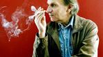 Røg. Michel Houellebecq er ikke kendt for at please sine omgivelser. Her poserer han for pressen i april måned, da 'Sousmission' skulle lanceres. 