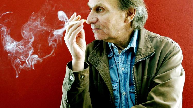 Røg. Michel Houellebecq er ikke kendt for at please sine omgivelser. Her poserer han for pressen i april måned, da 'Sousmission' skulle lanceres. 