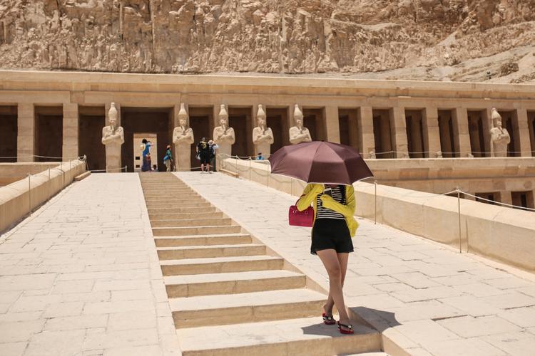 Turistattraktion. Hatshepsut var en egyptisk dronning, som helt usædvanligt regerede og i en årrække lod sig afbilde som farao – der ellers fuldt og helt var et mandligt anliggende. Hendes tempel er delvis hugget ind i det bjerg, det læner sig op ad. 