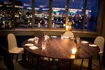 imperium. Der står Claus Meyer på alle tre restauranter i mad- og jazzhuset The Standard, som for nylig rykkede ind i Custom Houses gamle lokaler i Havnegade. 