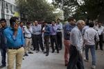 Rystede. Jordskælvet, som man endnu ikke kender de endelige konsekvenser af, fik folk til at strømme ud fra bygninger blandt andet, som her, i Indiens hovedstad, New Delhi. 