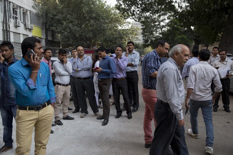 Rystede. Jordskælvet, som man endnu ikke kender de endelige konsekvenser af, fik folk til at strømme ud fra bygninger blandt andet, som her, i Indiens hovedstad, New Delhi. 