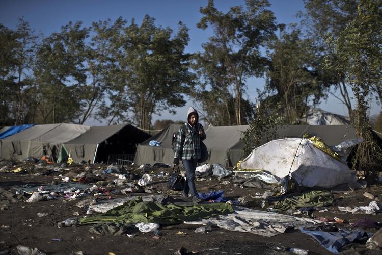LEJR. Migrant i serbisk flygtningelejr i Berkasovo. Nu skal EU-aftale sikre flygtninge og migranter bedre forhold under deres vandring mod nord. 