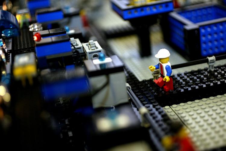 Udskældt. Det er ikke i orden, at Lego ikke ville levere klodser til et kunstnerisk projekt af kinesiske AI Weiwei, som er upopulær hos styret i Kina for sin systemkritik. »Jeg ville have, at Lego skulle forstå, at her har de irriteret en af deres stamkunder«, siger en af kritikerne, Dave Hall. 