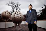 overlevelse. Mike Bonanno er den ene del af aktivistduoen The Yes Men. I baggrunden ses deres overlevelsesdragter til når verden går under. 
