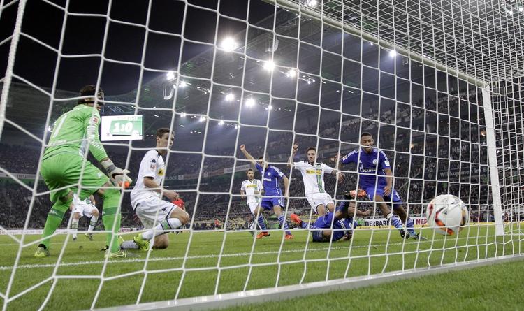 SELVMÅL. Et selvmål af Andreas Christensen til 1-1 var en af ingredienserne i kampen mellem Borussia Mönchengladbach og Schalke 04. 