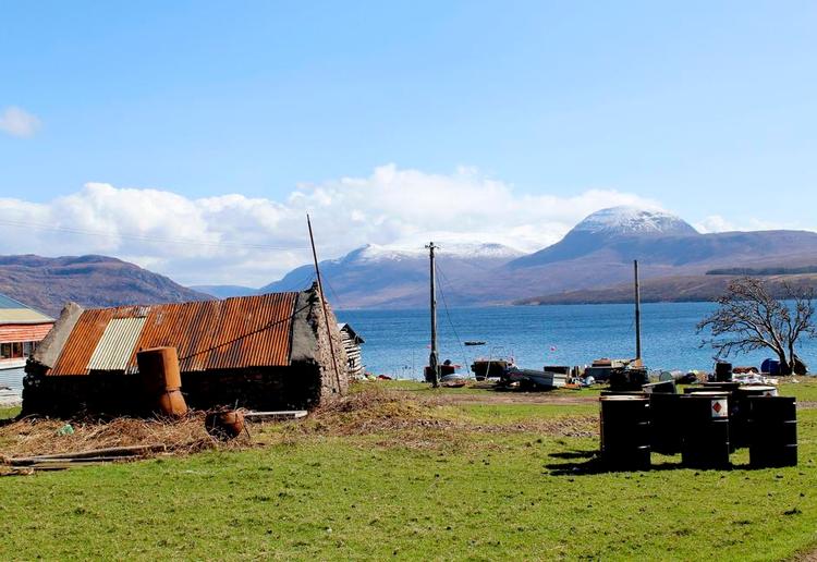 Afsondret. Udsigt fra Scoraig, der ligger afsides på en halvø i det nordvestlige Skotland, mod fastlandet. 