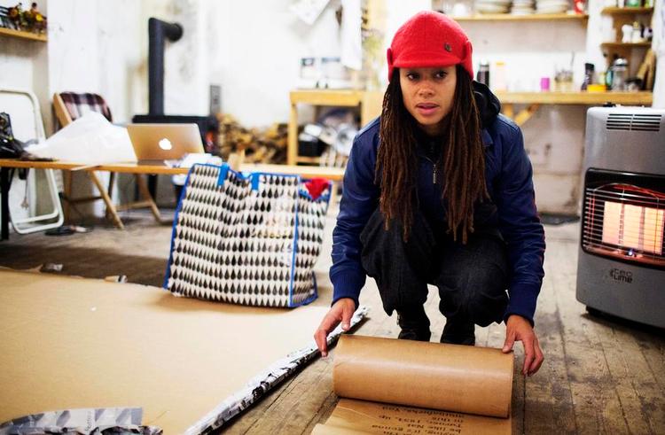 Forberedelse. Jeannette Ehlers på udstillingsstedet Astrid Noacks Atelier på Rådmandsgade 34 i København, hvor hun udstiller installationen 'Because The Spirits: A Conversation'. 