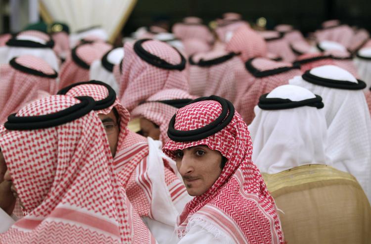 derfor. Det er olieprisens styrtdyk, som rammer Saudi Arabien specielt hårdt, idet landet får 90 procent af sine indtægter fra olien. 