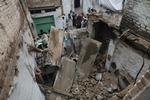 Dette hus i byen Peshawar i Pakistan er ødelagt af jordskælvet. Jordskælvet kunne mærkes i fire hovedstæder næsten 1000 kilometer fra hinanden. I Delhi i Indien, i Dabul i Afghanistan, i Dusjanbe i Tadsjikistan og i Islamabad i Pakistan. 