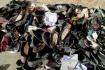 12 skolepiger mistede livet, da der udbrød panik på en skole i Takhar-provinsen i Afghanistan. Her ses efterladte sko uden for skolen. 