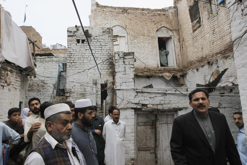 Dette billede er taget umiddelbart efter jordskælvet, hvor folk i hast har skyndt sig udenfor. Mange steder udbrød der panik, da hele byer begyndte at ryste. Dette er i byen Peshawar i Pakistan. 