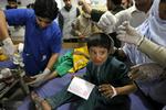 På dette hospital i byen Peshawar i Pakistan bliver en patient behandlet af lægerne. 