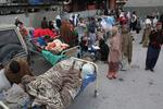 Sårede bliver behandlet uden for et hospital i byen Abbotabad i Pakistan. 
