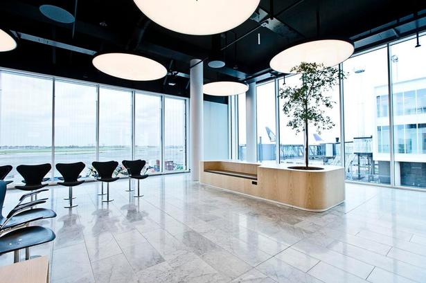 AKTIV. Dette møbel er et legeområde. Det er placeret i et hjørne, så børnene ikke løber for langt væk. 