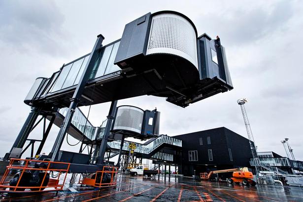 DOBBELT. Airbus A380 skal flyve fra finger C. Flyet er så stort, at det kræver to indgange. 