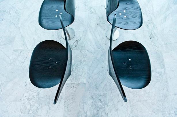 ENSARTET.  Der er brugt de samme stole i hele området. Disse er uden polstring. Andre er blødere at sidde i. 