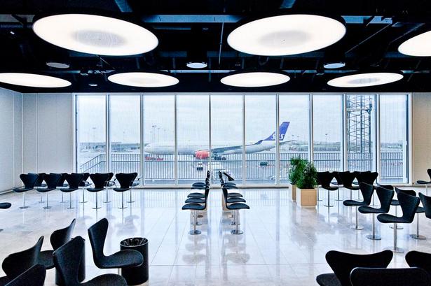 ARVEGODS. Lamperne i loftet i den nye afdeling af finger C er en hilsen til lufthavnens oprindelige arkitektur. Flyene passerer tæt forbi lige uden for. 