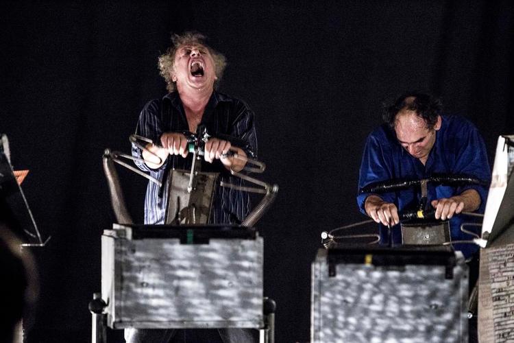 Kropsenergi. Zlatko Buric og Damir Bartol fra dansk-kroatiske Mao Tze kombinerede kropsenergi og lyd med deres hjemmebyggede musikmaskine. 