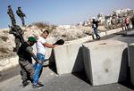 kontrol. De israelske myndigheder har lagt vejspærringer og kontrolposter i det meste af Østjerusalem, så daglig- dagen er blevet mere besværlig for byens palæstinensiske indbyggere. 