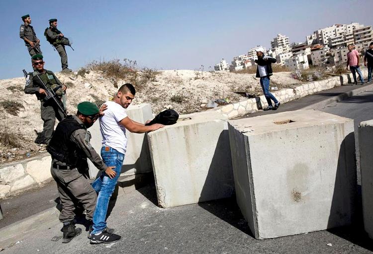 kontrol. De israelske myndigheder har lagt vejspærringer og kontrolposter i det meste af Østjerusalem, så daglig- dagen er blevet mere besværlig for byens palæstinensiske indbyggere. 