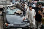 I byen Peshawar i Pakistan er denne bil blevet ødelagt under jordskælvet. Jordskælvet fandt sted i bjergregionen Hind Kush i Afganistan, men kunne mærkes over 1000 kilometer væk og ramte derfor flere lande i regionen. 