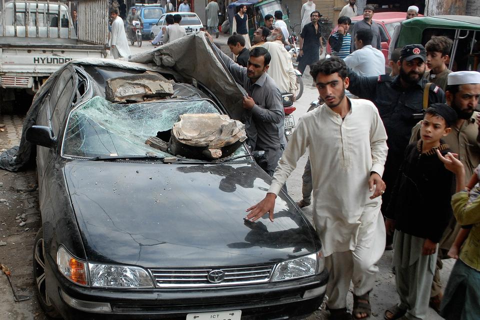 I byen Peshawar i Pakistan er denne bil blevet ødelagt under jordskælvet. Jordskælvet fandt sted i bjergregionen Hind Kush i Afganistan, men kunne mærkes over 1000 kilometer væk og ramte derfor flere lande i regionen. 